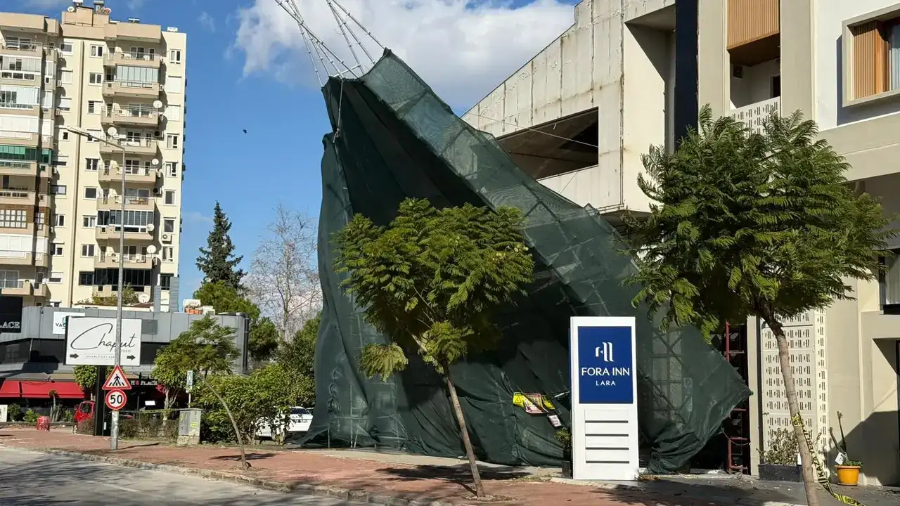 Antalya’da Rüzgar İskeleyi Uçuracaktı! 2